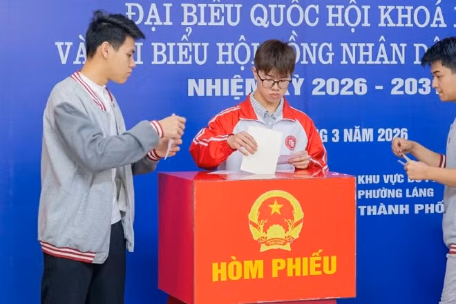 Những cử tri là sinh viên Trường đại học Ngoại thương tham gia bỏ phiếu.