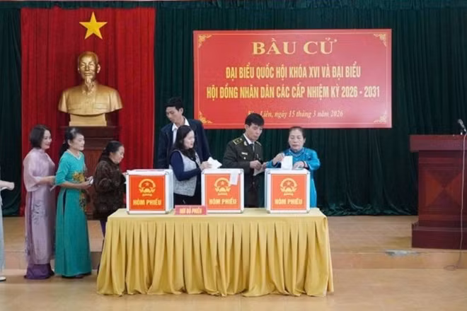 Gần 2,6 triệu cử tri tỉnh Nghệ An nô nức đến các khu vực bỏ phiếu để thực hiện quyền và nghĩa vụ công dân.