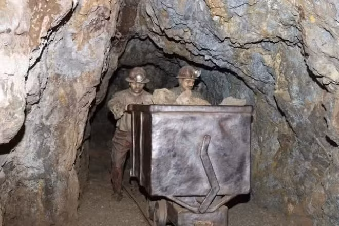 Công nhân làm việc tại mỏ khai thác bạc El Eden ở Zacatecas, bang Zacatecas, Mexico. (Ảnh: Tân Hoa xã)