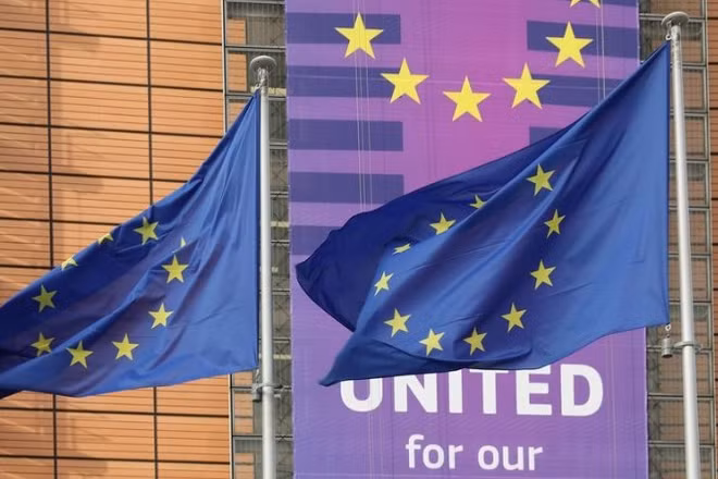 Cờ Liên minh châu Âu tung bay bên ngoài tòa nhà Berlaymont, trụ sở của Ủy ban châu Âu, tại Brussels, Bỉ, ngày 29/1/2025. (Ảnh: Xinhua)
