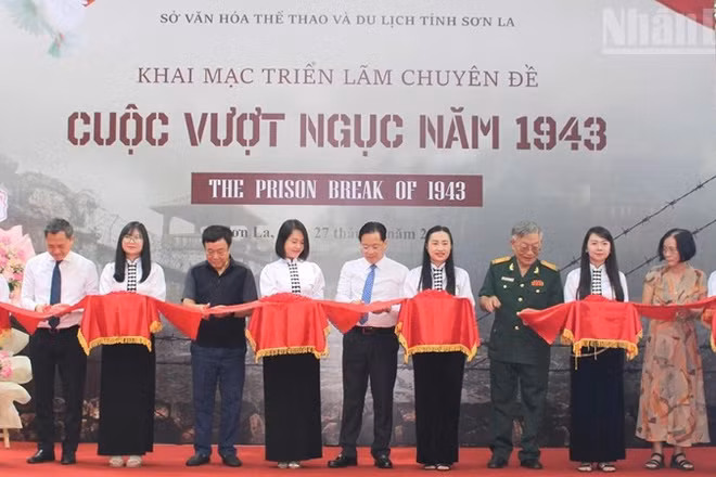 Các đại biểu cắt băng khai mạc triển lãm chuyên đề "Cuộc vượt ngục năm 1943".