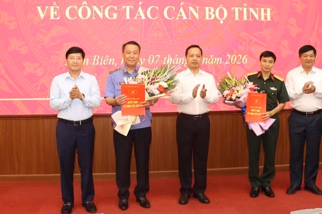 Đồng chí Trần Tiến Dũng, Bí thư Tỉnh ủy Điện Biên cùng các đồng chí lãnh đạo Tỉnh ủy trao quyết định của Ban Bí thư và tặng hoa chúc mừng hai đồng chí được Ban Bí thư chỉ định tham gia Ban Chấp hành Đảng bộ tỉnh Điện Biên, nhiệm kỳ 2025-2030.