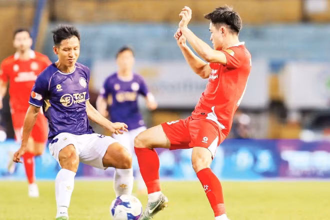 Đội Hà Nội FC (áo tím) hòa đội Công an Thành phố Hồ Chí Minh với tỷ số 1-1. (Ảnh: TRẦN HẢI)