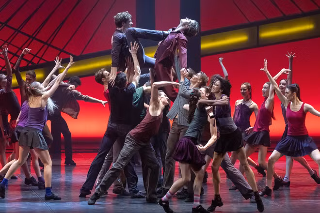 Boris Eifman dựng phiên bản mới vở “Eugene Onegin” dựa trên tác phẩm của đại thi hào Puskin, nhưng lấy bối cảnh của xã hội nước Nga đầy biến động của những năm 90 của thế kỷ trước. (Ảnh: Ban tổ chức)
