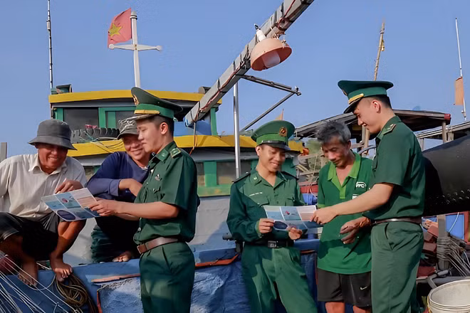 Bộ đội Biên phòng Thành phố Hồ Chí Minh tuyên truyền trực tiếp trên tàu cá ngư dân. (Ảnh: QUANG TIẾN) 