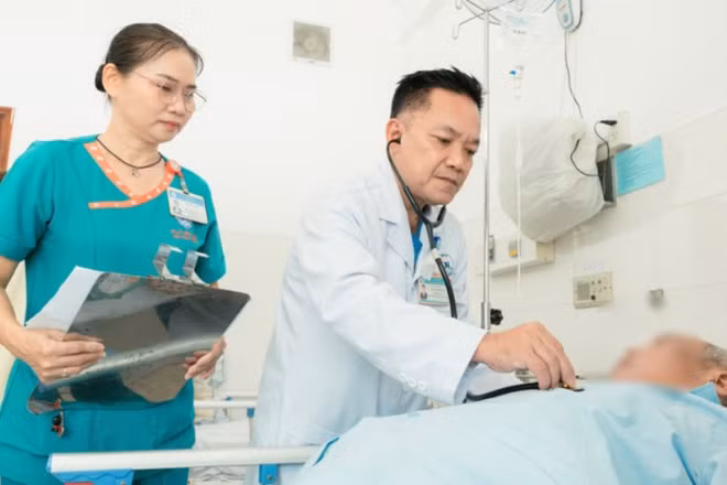 Bác sĩ Bệnh viện Thống Nhất thăm khám cho bệnh nhân. 