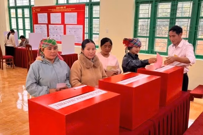 Cử tri xã Tìa Dình, tỉnh Điện Biên bỏ phiếu bầu đại biểu Quốc hội và Hội đồng nhân dân các cấp.
