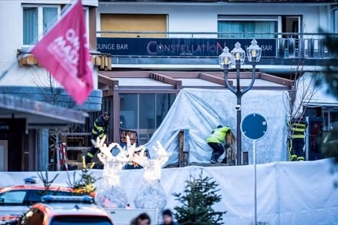 Hiện trường vụ cháy nổ quán bar Le Constellation. (Ảnh: TTXVN phát)