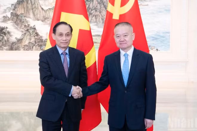 Đồng chí Lê Hoài Trung, Ủy viên Bộ Chính trị, Bí thư Đảng ủy, Bộ trưởng Ngoại giao, Đặc phái viên của Tổng Bí thư Tô Lâm với đồng chí Lưu Hải Tinh, Ủy viên Trung ương Đảng, Trưởng Ban Liên lạc Đối ngoại Trung ương Đảng Cộng sản Trung Quốc.