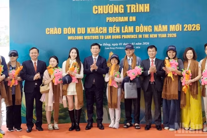 Lãnh đạo tỉnh Lâm Đồng và sở, ngành chào mừng những hành khách đầu tiên đến địa phương qua đường hàng không năm 2026.