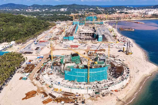 Công trình phục vụ Hội nghị APEC 2027 đang được thi công cầm chừng.