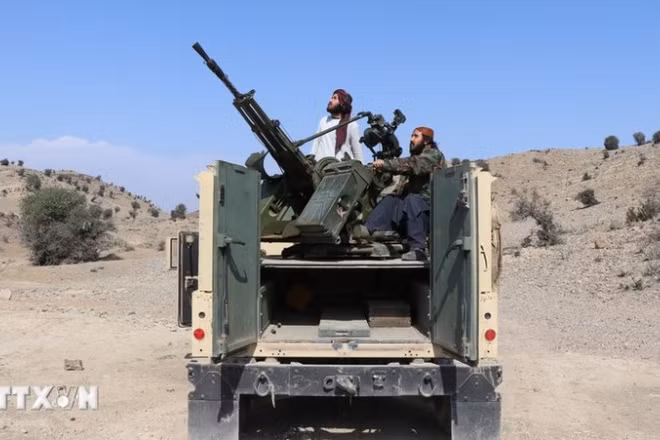 Các lực lượng an ninh Afghanistan tham gia chiến dịch quân sự chống lại Pakistan tại tỉnh Khost. (Ảnh: THX/TTXVN)