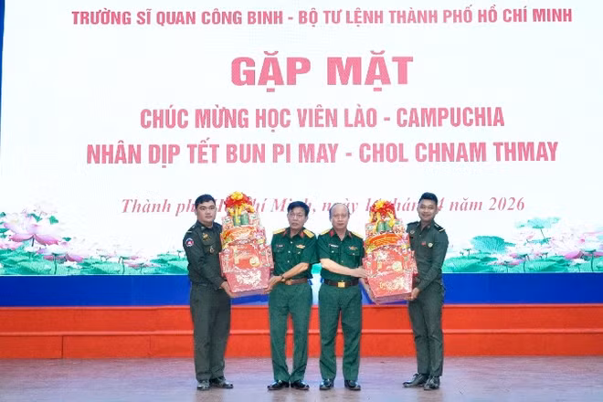 Thủ trưởng Bộ Tư lệnh Thành phố và Trường Sĩ quan Công binh chúc Tết cổ truyền học viên Campuchia và Lào. 