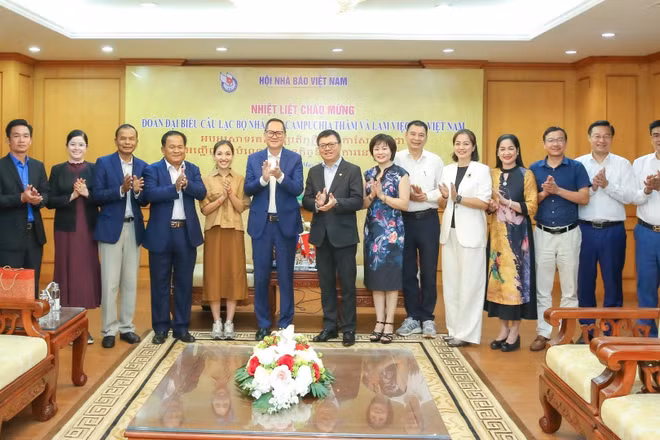 Ông Lê Quốc Minh, Ủy viên Trung ương Đảng, Tổng Biên tập Báo Nhân Dân, Phó Trưởng ban Tuyên giáo và Dân vận Trung ương, Chủ tịch Hội Nhà báo Việt Nam tiếp ông Puy Kea, Chủ tịch Câu lạc bộ Nhà báo Campuchia cùng đoàn công tác.