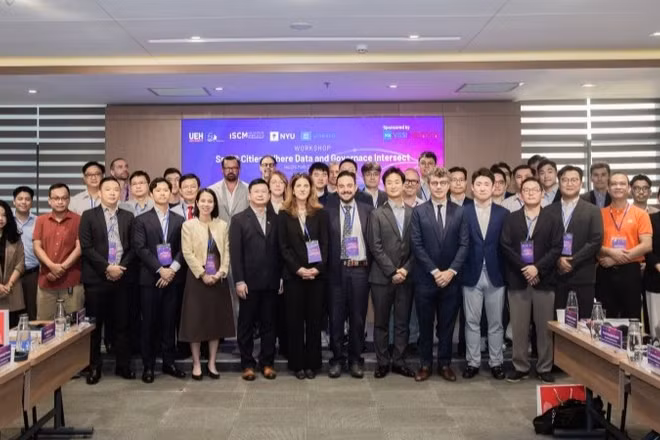 Các diễn giả chụp ảnh lưu niệm.