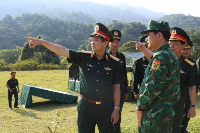 Trung tướng Lê Ngọc Hải, Ủy viên Trung ương Đảng, Tư lệnh Quân khu 5 kiểm tra đường tuần tra biên giới qua địa bàn Đồn Biên phòng Sông Thanh, Ban Chỉ huy Bộ đội Biên phòng tỉnh Quảng Ngãi.