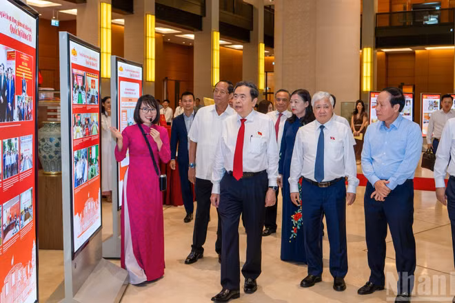 Chủ tịch Quốc hội Trần Thanh Mẫn cùng các đại biểu tham quan trưng bày bên lề Diễn đàn của Quốc hội về hoạt động giám sát năm 2026.