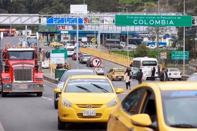 Các phương tiện giao thông di chuyển qua cầu quốc tế Rumichaca nằm trên biên giới giữa Ecuador và Colombia, thuộc thành phố Tulcán, phía bắc Ecuador, ngày 24/1/2026. (Ảnh: Xinhua) 