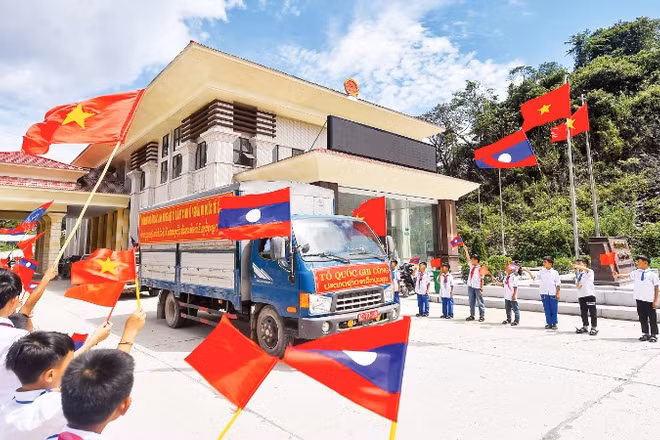 Đoàn xe chở hài cốt liệt sĩ Quân tình nguyện và chuyên gia Việt Nam từ nước bạn Lào đi qua Cửa khẩu quốc tế Nậm Cắn, tỉnh Nghệ An. (Ảnh: TUẤN HUY)