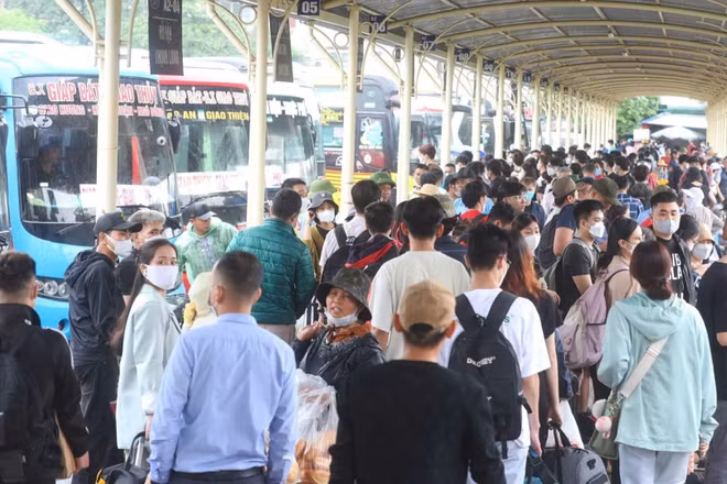 Hành khách đi xe tại bến Giáp Bát (Hà Nội). 