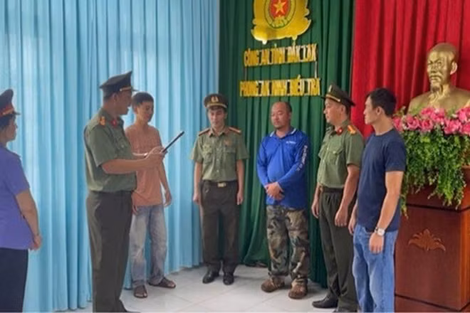 Cơ quan An ninh điều tra, Công an tỉnh Đắk Lắk tống đạt quyết định và lệnh bắt bị can để tạm giam đối với Hồ Viết Hợi (người đứng thứ 3 từ phải sang). (Ảnh: Công an tỉnh Đắk Lắk)