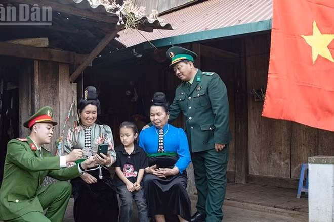 Công an xã biên giới Chiềng Khương phối hợp lực lượng Biên phòng hỗ trợ người dân cài đặt và sử dụng VNeID mức độ 2.