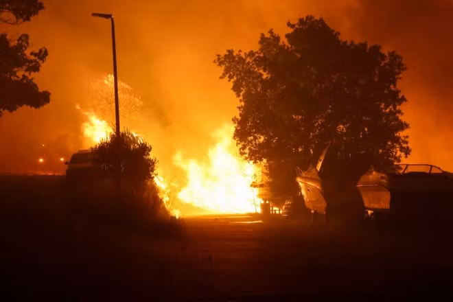Cháy rừng dữ dội tại thị trấn ven biển Omis, Croatia, ngày 13/8/2026. (Ảnh: Xinhua)