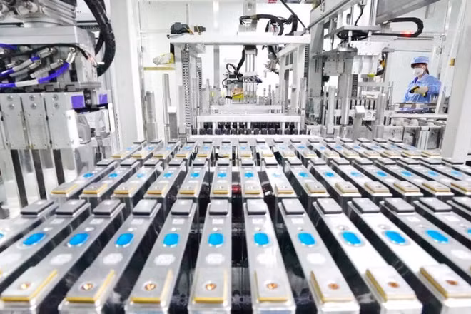 Công nhân làm việc trên dây chuyền sản xuất tại một nhà máy sản xuất pin lithium ở Đường Sơn, tỉnh Hà Bắc, miền bắc Trung Quốc. (Ảnh: Tân Hoa xã) 