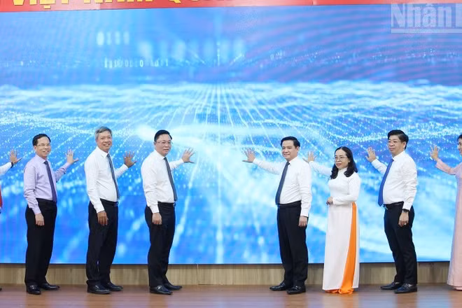 Đại biểu thực hiện nghi thức công bố vận hành Hệ thống Chính quyền số.