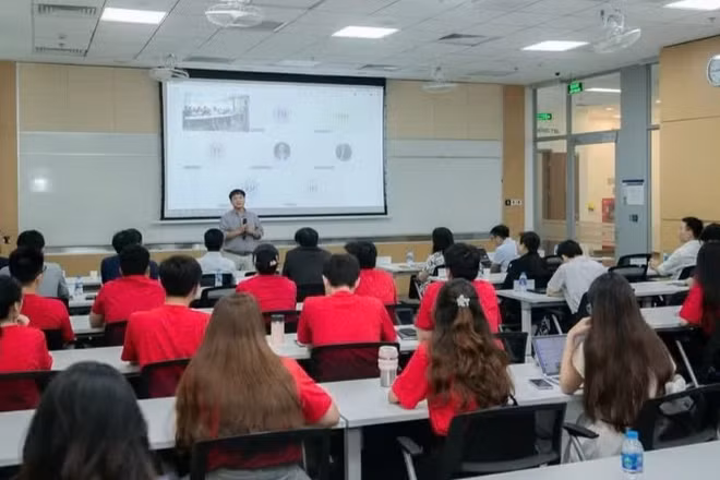 Tiến sĩ Nguyễn Mạnh Hà (Đại học Missouri-Columbia) tham gia giảng dạy tại Trại hè tài năng khoa học về Vật lý lượng tử và Khoa học vật liệu. 