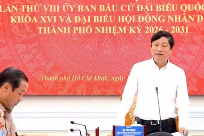 Đồng chí Võ Văn Minh, Ủy viên Trung ương Đảng, Phó Bí thư Thành ủy, Chủ tịch Hội đồng nhân dân Thành phố Hồ Chí Minh, Chủ tịch Ủy ban Bầu cử thành phố phát biểu tại phiên họp.