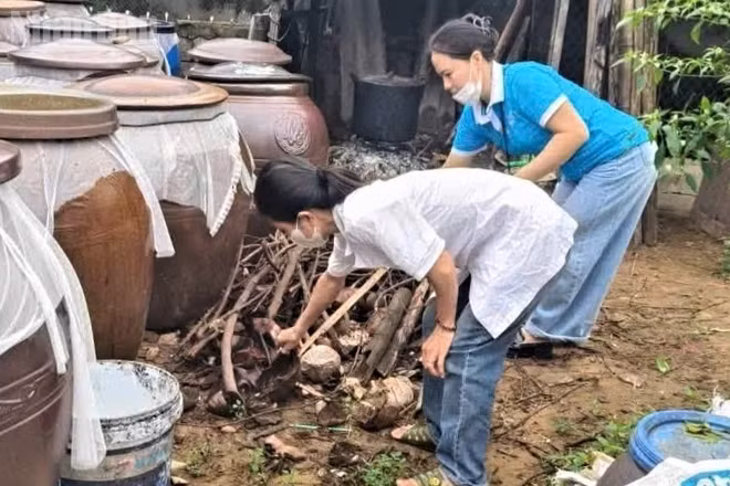 Người dân được khuyến cáo dọn vệ sinh quanh nhà, lật úp dụng cụ chứa nước không cần thiết để tránh muỗi sinh sôi. (Ảnh: CDC Nghệ An)