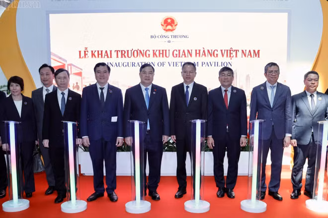 Phó Thủ tướng Thường trực Phạm Gia Túc dự Lễ khai trương Khu gian hàng Việt Nam. (Ảnh: chinhphu.vn/Phương Nguyên)