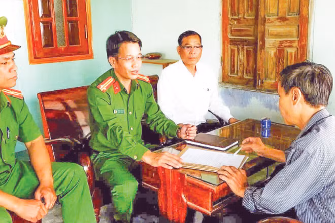 Công an xã Thuận Bắc (Khánh Hòa) gặp gỡ, tuyên truyền cho người dân ký cam kết tham gia phòng, chống ma túy.