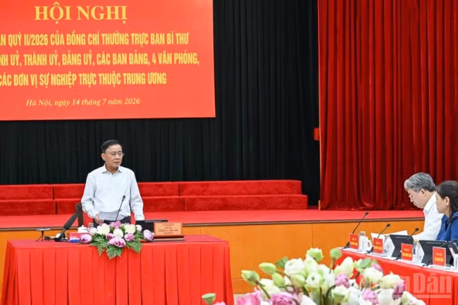 Đồng chí Trần Cẩm Tú, Ủy viên Bộ Chính trị, Thường trực Ban Bí thư chủ trì hội nghị giao ban quý II/2026. (Ảnh: DUY LINH)