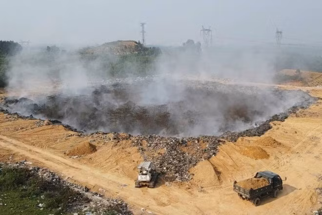 Lực lượng chức năng xã Quảng Ninh, tỉnh Quảng Trị khẩn trương lấp đất, xử lý đám cháy bãi rác gây ô nhiễm môi trường nhiều ngày qua.