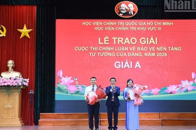 Phó Giáo sư, Tiến sĩ Đoàn Triệu Long, Giám đốc Học viện Chính trị khu vực III, Trưởng Ban Chỉ đạo 35, Trưởng Ban tổ chức Cuộc thi trao giải A cho các cá nhân. (Ảnh: ANH ĐÀO)
