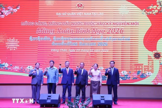 Đại diện lãnh đạo Đảng, Nhà nước Lào cùng Đại sứ Việt Nam tại Lào nâng ly chúc mừng Tết cổ truyền Xuân Bính Ngọ của Việt Nam. (Ảnh: Xuân Tú/TTXVN)