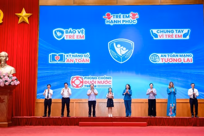 Các đại biểu thực hiện nghi thức phát động Tháng hành động vì trẻ em Việt Nam năm 2026. (Ảnh: VN)