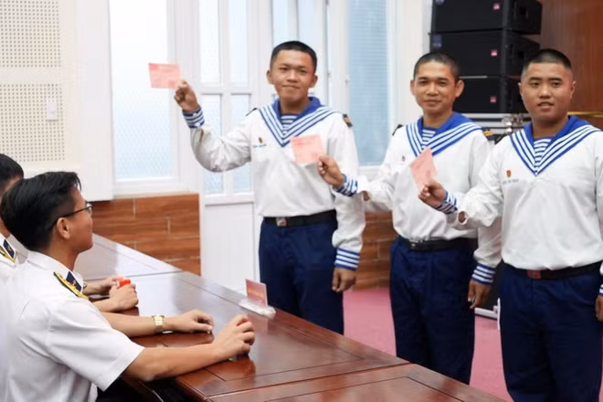 Chiến sĩ trẻ Vùng 2 Hải quân đi bầu cử sáng 26/2.