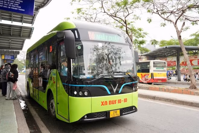 Xe buýt điện của Tổng công ty Vận tải Hà Nội phục vụ miễn phí hành khách trong kỳ nghỉ lễ 30/4, 1/5.