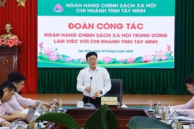 Tổng Giám đốc Ngân hàng Chính sách xã hội Dương Quyết Thắng phát biểu chỉ đạo tại buổi làm việc với chi nhánh Ngân hàng Chính sách xã hội tỉnh Tây Ninh.