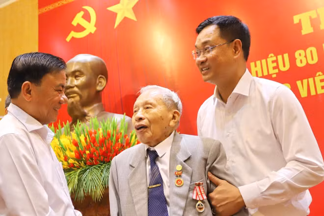 Đồng chí Thường trực Ban Bí thư Trần Cẩm Tú trân trọng trao Huy hiệu 80 năm tuổi Đảng và ân cần thăm hỏi sức khỏe đồng chí đảng viên lão thành Trần Thanh Dân.