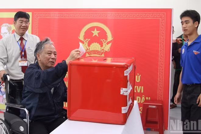 Cử tri Đinh Hữu Hồng bỏ phiếu.