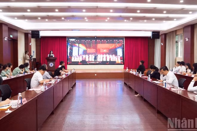 Quang cảnh buổi đối thoại giữa thanh niên hai nước Trung-Việt với chủ đề “Làm người kế thừa kiên định truyền thống cách mạng Trung-Việt”.