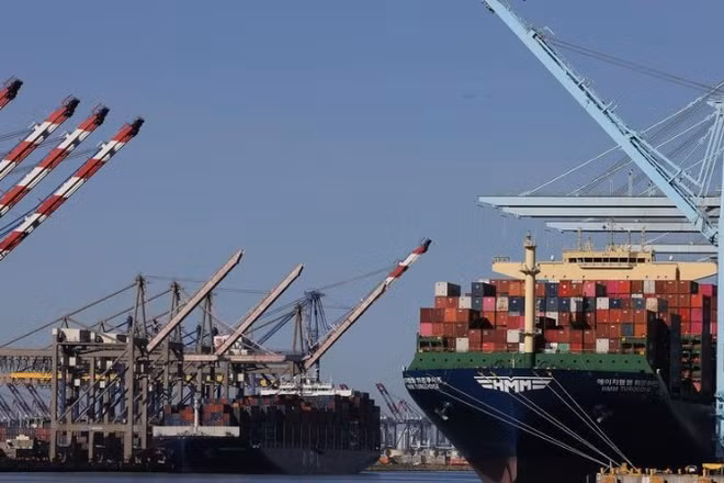  Hàng hóa tại cảng Los Angeles, bang California, Mỹ. (Ảnh: Xinhua)