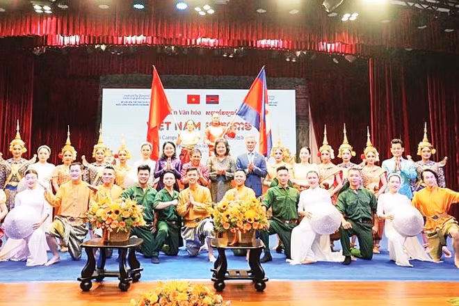 Các nghệ sĩ tham gia biểu diễn trong Tuần Văn hóa Việt Nam tại Campuchia năm 2026. (Ảnh: Bộ Văn hóa, Thể thao và Du lịch)