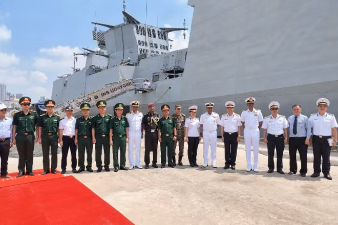 Chụp ảnh lưu niệm tại Lễ đón Biên đội tàu INS Udaygiri và INS Kavaratti thăm Thành phố Hồ Chí Minh. (Ảnh: QUANG TIẾN)