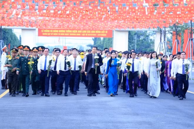 Lãnh đạo thành phố Đồng Nai viếng Nghĩa trang Liệt sĩ thành phố nhân kỷ niệm 79 năm Ngày Thương binh-Liệt sĩ.