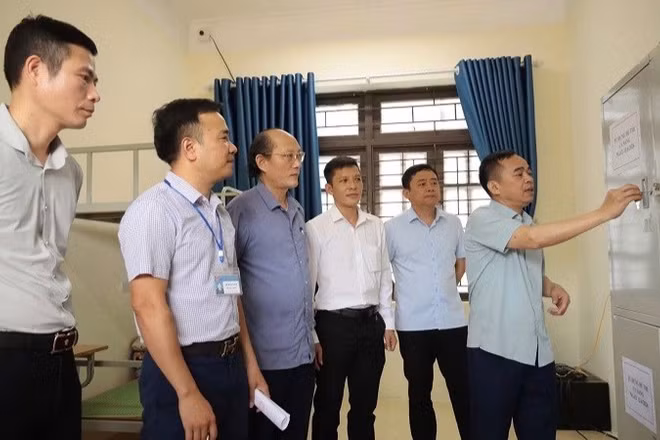 Đồng chí Nguyễn Văn Đoạt, Phó Chủ tịch Ủy ban nhân dân tỉnh, Trưởng Ban Chỉ đạo thi tốt nghiệp trung học phổ thông tỉnh Điện Biên, kiểm tra công tác chuẩn bị tại điểm thi Trường phổ thông dân tộc nội trú-trung học phổ thông Tủa Chùa.